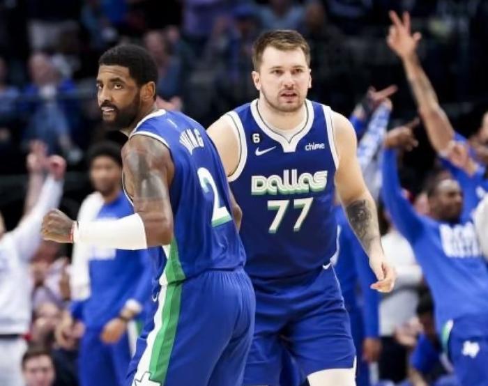 东契奇三巨头联手，引发争议得分突破，独行侠冲击季后赛！的简单介绍